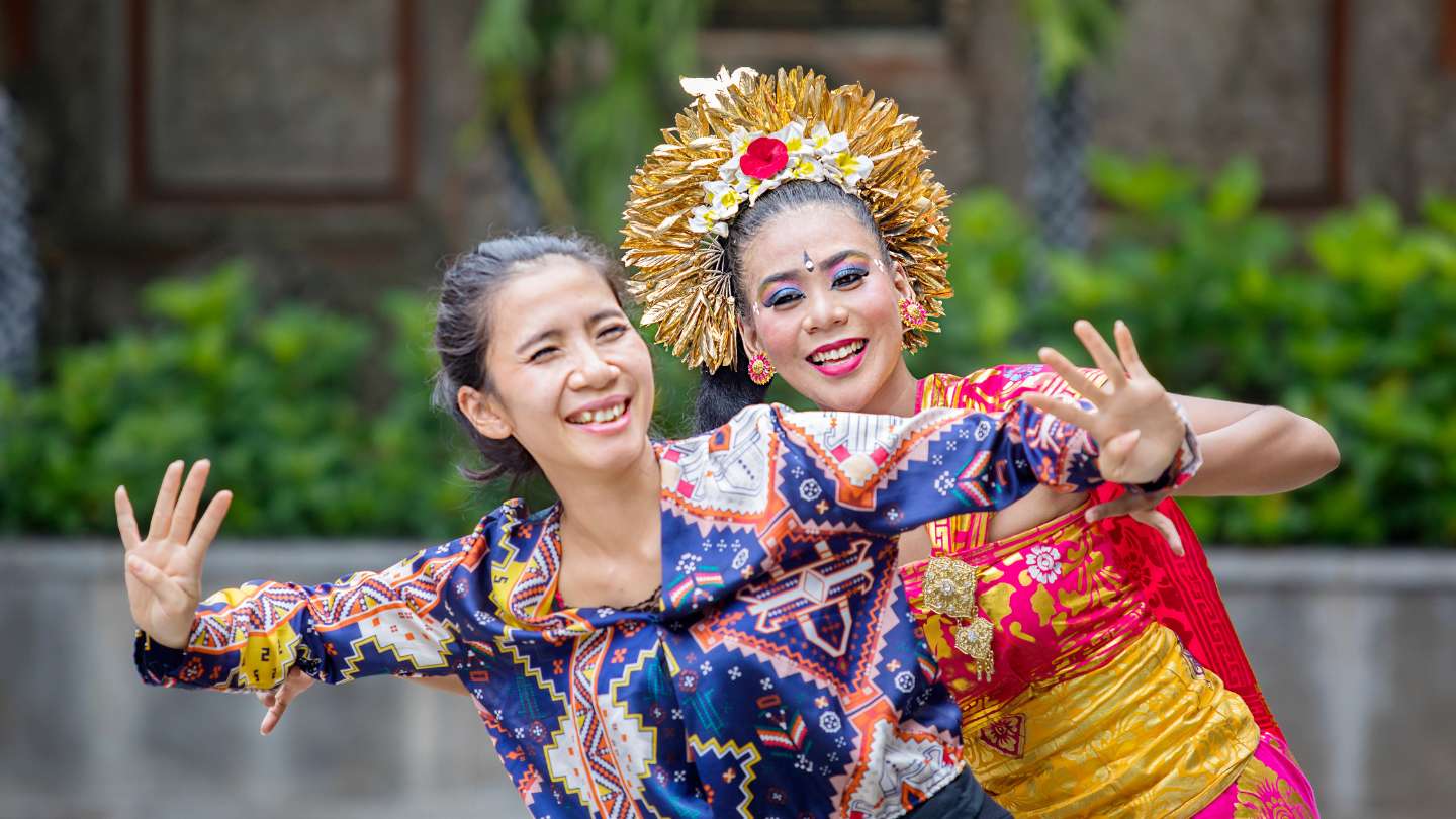 <span>12:30 PM</span>Engage in cultural activities including learning Balinese dance, playing Gamelan, and crafting local offerings.