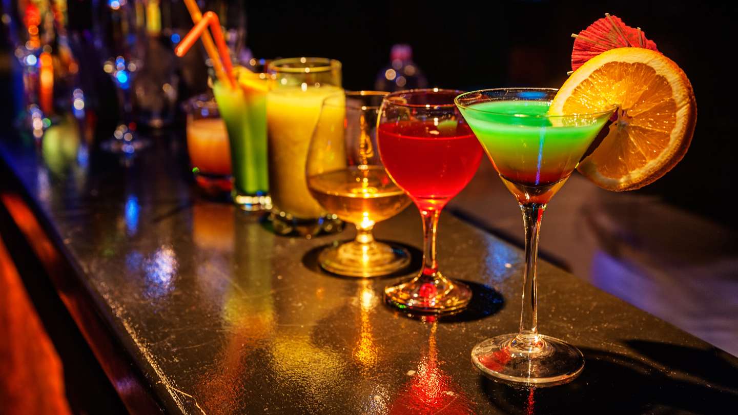 <span>6:30 PM</span>Unwind and Savor Dinner with Amazing Cocktails at Neon Palms