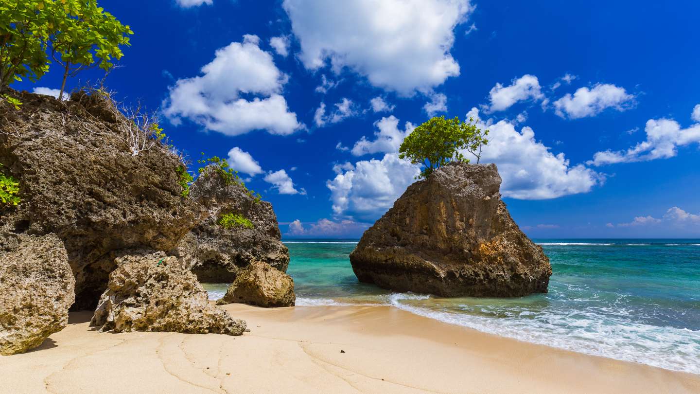 Experience the unforgettable Uluwatu Instagram Tour featuring stunning beaches